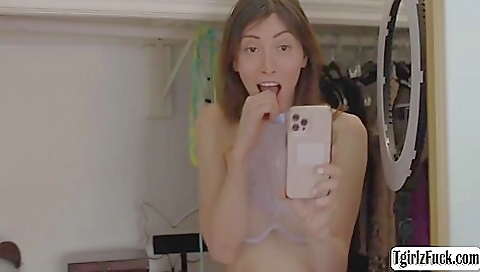 She has alextoessing with wokeer