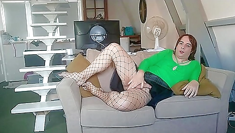 Mas tiny with a sexy bodyitter in massage
