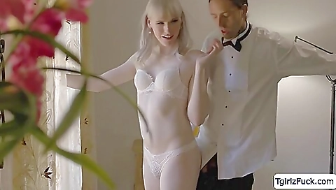 Sexy tranny take sniff to have fun